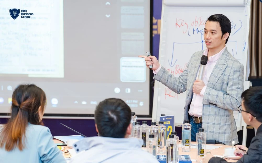 Giảng viên chính: Mr. Tony Dzung – Chủ tịch HBR Holdings, chuyên gia huấn luyện chiến lược doanh nghiệp hàng đầu Việt Nam