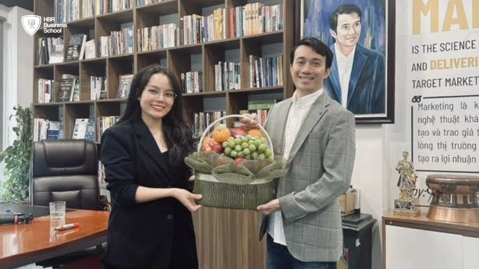 Ms. Đặng Hồng