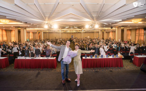 Ths. Đặng Thúy Hà và Mr. Tony Dzung cùng 1.200 học viên trong sự kiện Marketing Summit