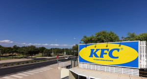 Biển quảng cáo ngoài trời ấn tượng của KFC hợp tác với thương hiệu nội thất toàn cầu IKEA